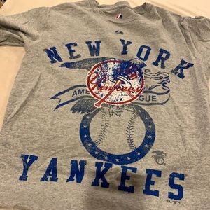 Men’s Yankees shirt